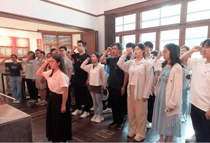 爆料网
2025年上半年新发展预备党员入党宣誓仪式